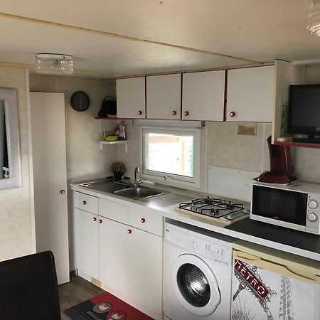 Mobilhome A Frejus A 15 Minute De La Mer Sur Terrain Independant מראה חיצוני תמונה