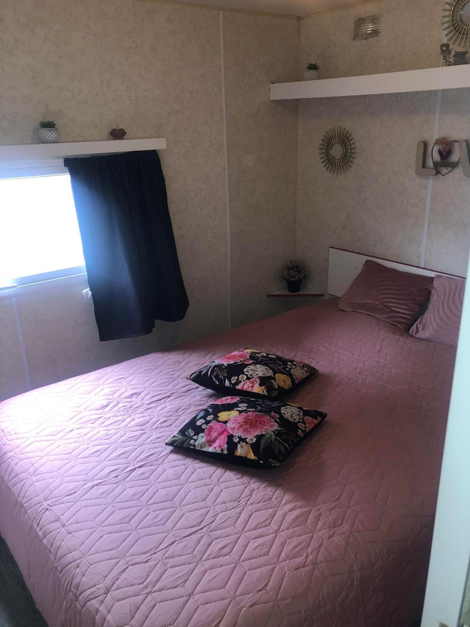 Mobilhome A Frejus A 15 Minute De La Mer Sur Terrain Independant מראה חיצוני תמונה