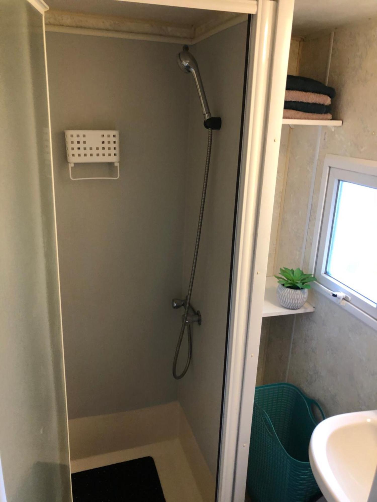 Mobilhome A Frejus A 15 Minute De La Mer Sur Terrain Independant מראה חיצוני תמונה