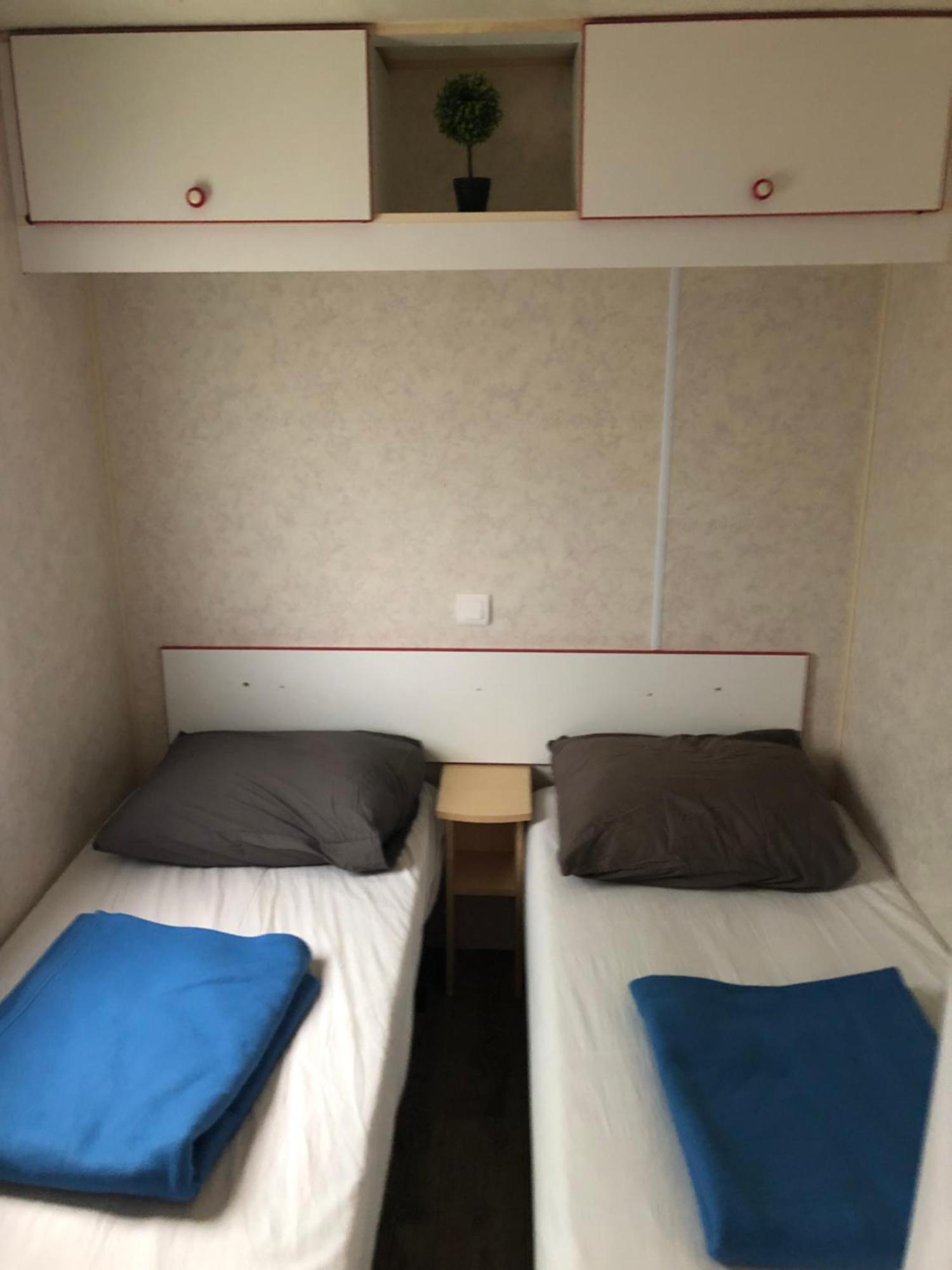 Mobilhome A Frejus A 15 Minute De La Mer Sur Terrain Independant מראה חיצוני תמונה